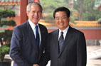 2008<br>Le président Hu Jintao reÇoit son homologue américain George W. Bush