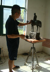 藝術家楊月強泥塑創作作品《以夢為馬》