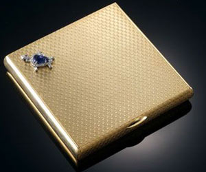 作者：卡地亞<br>材質：金，白金，藍寶石，鑽石（粉隔）<br>尺寸：7*7*1.2cm<br>時代：1950-1960年