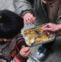 山區學生一天兩頓黃豆拌米飯