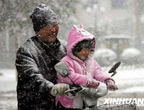 騎車出行的運城市民冒雪艱難行進