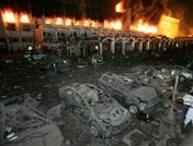 爆炸造成數十輛汽車被毀
