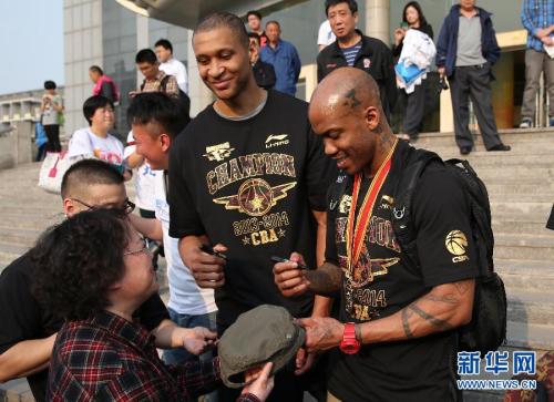 [高清組圖]北京男籃答謝球迷 馬布裏受球迷追捧