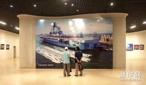 9月5日，觀眾在“走進濱海”旅遊攝影作品展上參觀。新華網圖片 王青岩 攝