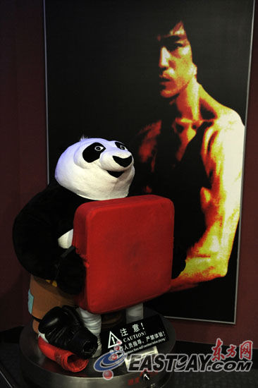 在互動體驗區，“功夫熊貓”甘當陪練。