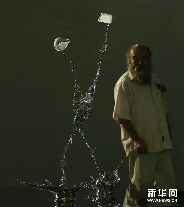 觀眾在展廳內欣賞香港藝術家曾章成的不銹鋼雕塑作品《鴛鴦》。該作品以兩杯香港茶餐廳地道飲品“鴛鴦”在空中流淌、交融，寓意香港中西合璧的文化特色。