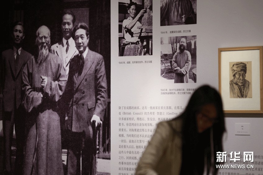 專題展亮相北京齊白石（背景照片左二）、徐悲鴻（背景照片左四）等蘇立文結交的著名畫家的照片在中國美術館的展廳內十分醒目。