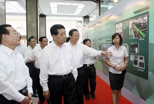 9月12日，中共中央政治局常委、全國政協主席賈慶林在北京參觀“中國農業科技十年發展成就展”專題展覽。新華社記者 鞠鵬 攝