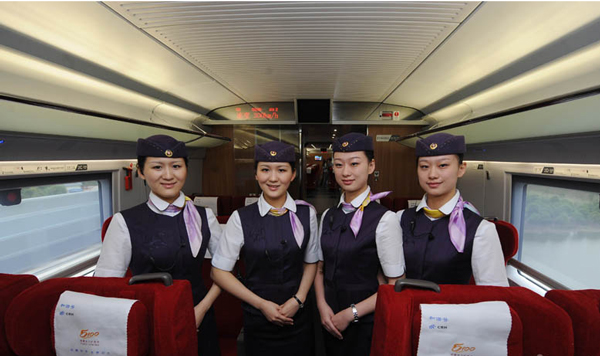 2011年6月30日，京滬高鐵正式通車。在這之前，章氏姐妹和趙氏姐妹已經培訓了好幾個月，為的是將最好的狀態呈現給旅客，將京滬高鐵打造成為高品質服務的代表。
