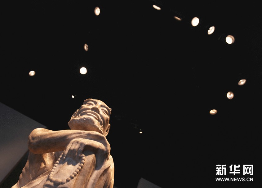 法國巴黎第26屆古董雙年展上展出的中國古代佛像