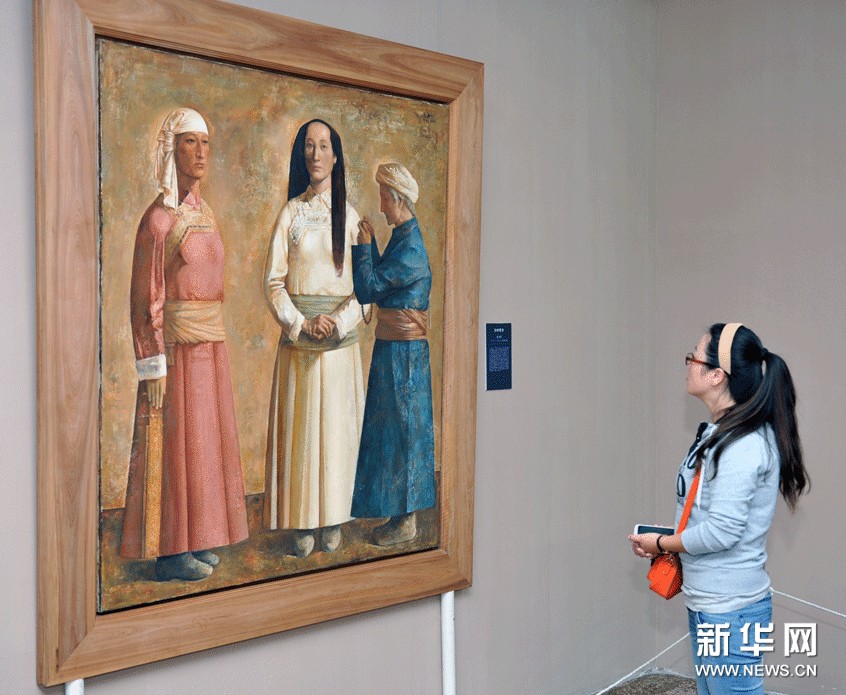 觀眾在欣賞中國美術館館藏作品