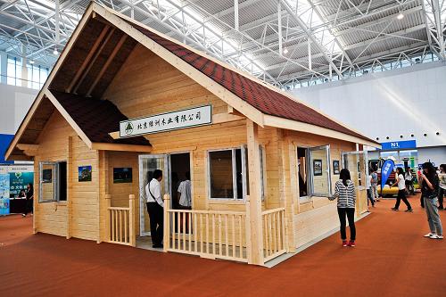 9月20日，市民在參觀展出的可便捷搭建的木屋。當日，2012中國旅遊産業博覽會在天津梅江會展中心開幕。參展的中外企業共500家，展位2500個，預計參展參會和採購人員超過2萬人，與會觀眾將達到20萬人。據了解，由國家旅遊局和天津市政府共同主辦，聯合國世界旅遊組織特別支持的中國旅遊産業博覽會已在天津連續舉辦了3屆。本屆博覽會將持續至9月22日。 