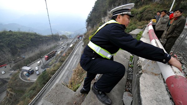 2011年3月18日，為了給車輛讓路，吉首市交警大隊矮寨中隊協警吳紅清站在懸崖邊，等車輛通過後又翻回路面，這一幕被新華社記者趙眾志用鏡頭捕捉到，隨後，湘西矮寨“最牛交警”的照片見諸於各大媒體報端。