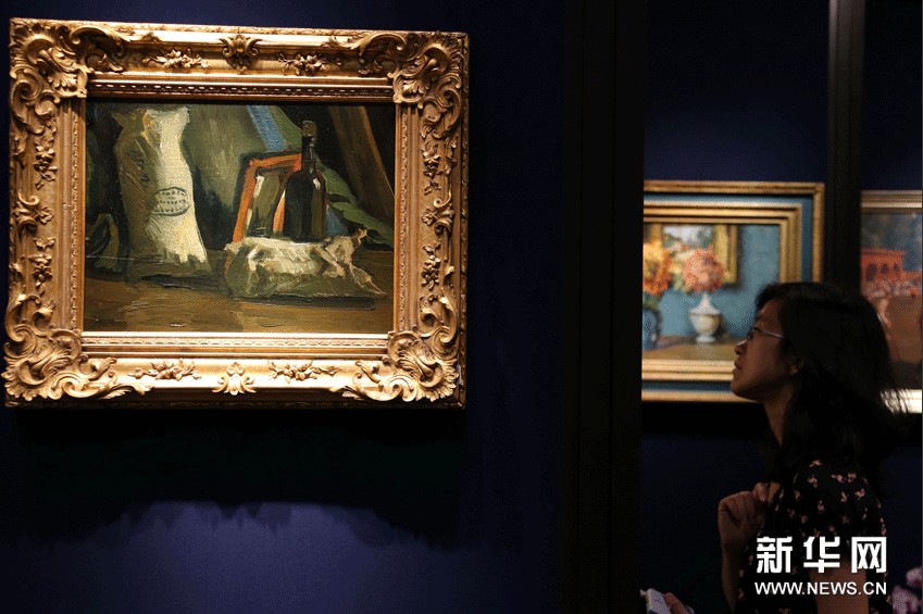10月6日，觀眾在博覽會上欣賞印象派大師梵高的油畫作品《兩個袋子及一個瓶子》。該作品創作于1884-1885年，估價4668萬港幣。