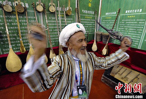 圖為一位老人演奏維吾爾民間樂器——薩巴依。劉新 攝