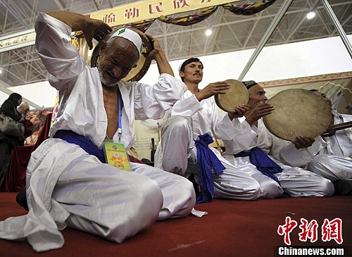 圖為一位維吾爾民間老藝人激情演奏手鼓。劉新 攝