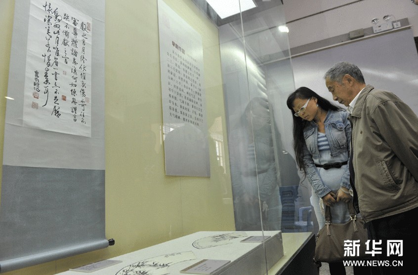 市民參觀鄧散木先生書法作品。