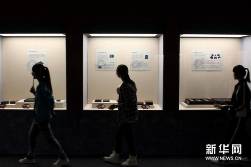在安徽省博物館內，觀眾在欣賞展品。新華網圖片 張端 攝