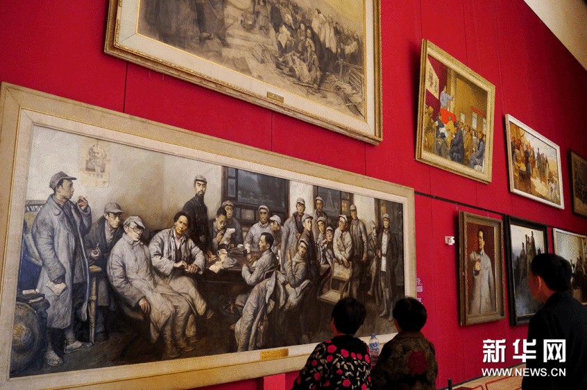 觀眾在中國國家博物館內觀賞畫家沈堯伊1997年的油畫作品《遵義會議》。