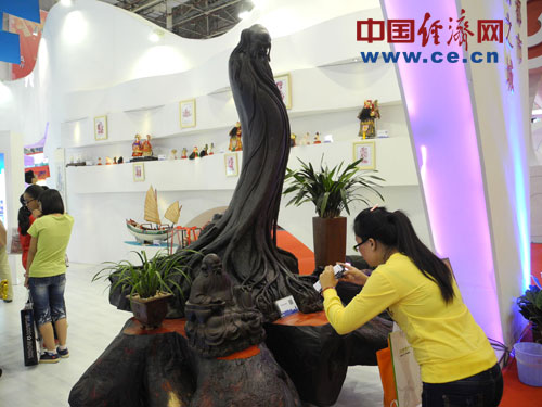 遊客觀賞中國工藝美術協會副理事長黃泉福作品《祖國萬歲》