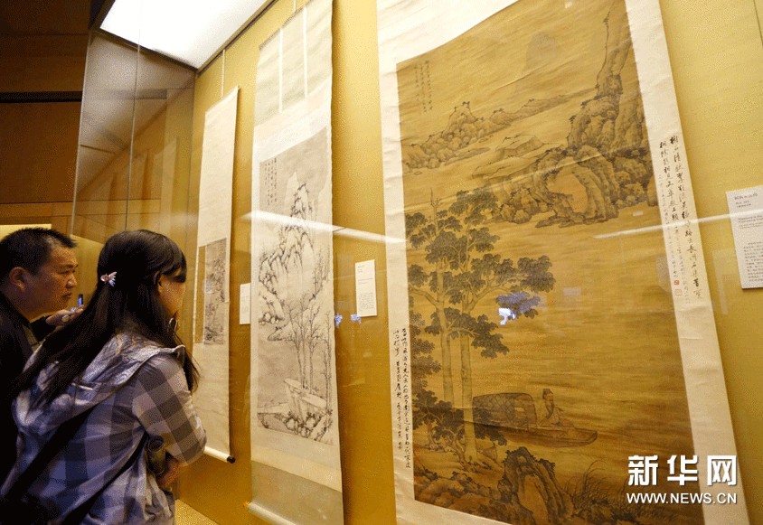 11月6日，參觀者在蘇州博物館欣賞沈周作品。