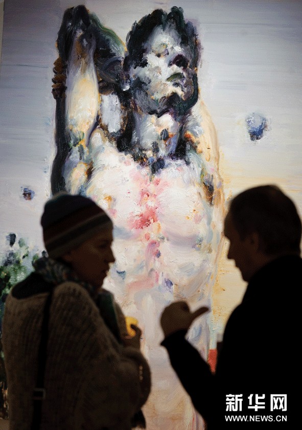  11月6日，參觀者在俄羅斯首都莫斯科舉行的中國當代青年藝術家作品展上參觀。