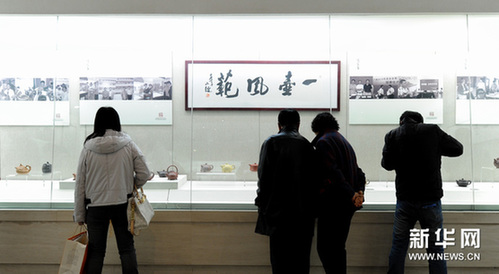 11月8日，市民在參觀展出的紫砂珍品茶壺。新華網圖片 許暢 攝
