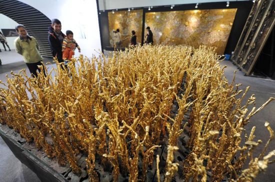 11月8日，觀眾在參觀展出的熔銅藝術作品《金稻》。