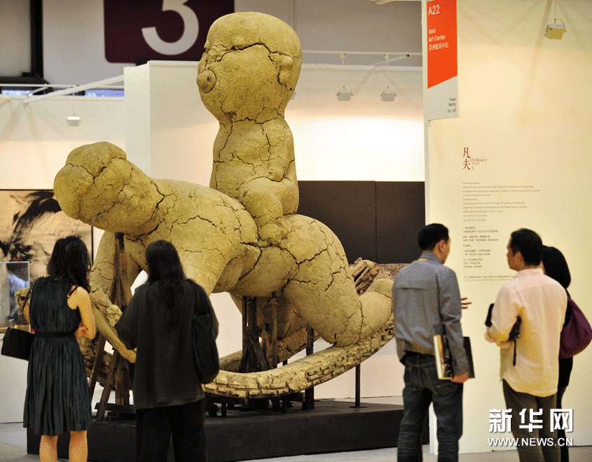  11月8日，參觀者在2012第19屆台北國際藝術博覽會上欣賞藝術作品《凡夫系列——不息》。