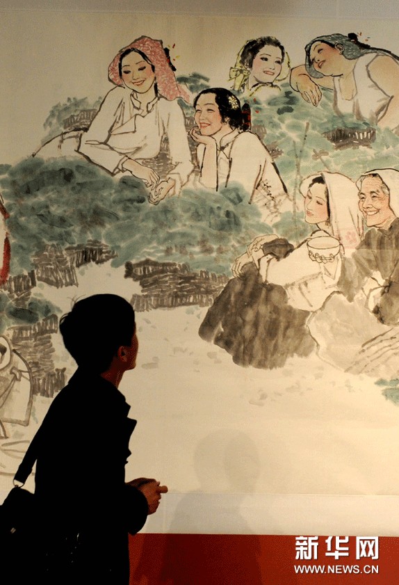 11月13日，一位觀眾在河南省博物院觀看展覽。