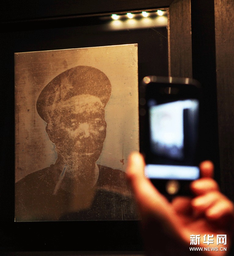 11月13日，在法國巴黎中國文化中心舉辦的“前塵影視——最早的中國照片展”上，參觀者欣賞埃迪爾拍攝的照片。