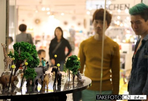 12月1日，顧客在香港K11觀看正在舉行的《顫·動·感——台灣數位藝術新視野》。