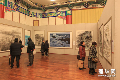 12月17日，觀眾在欣賞作品。新華網圖片 張燕輝 攝