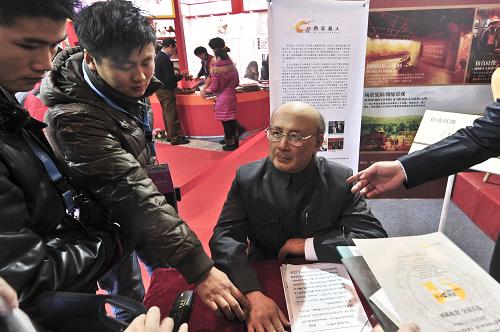 12月20日，參觀者在第七屆中國北京國際文化創意産業博覽會上欣賞高倣硅像《錢學森》。新華社發（王振 攝）