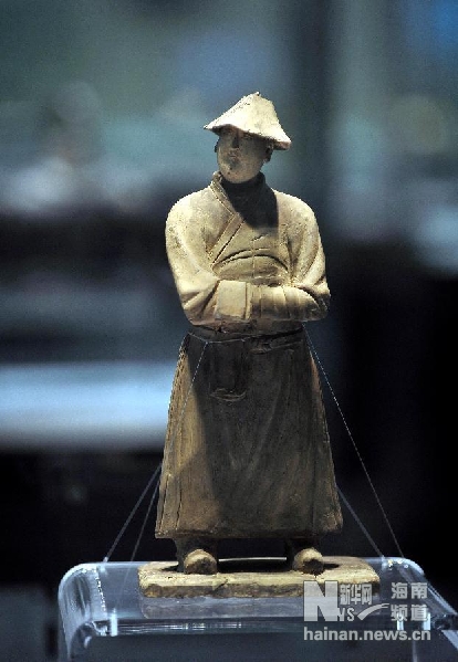 這是從丹麥追索回歸的中國元代灰陶韃帽俑(12月25日攝)。