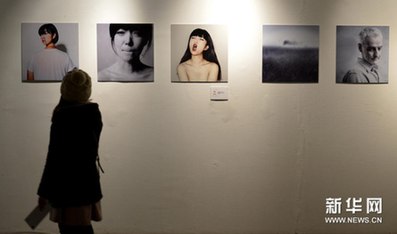 12月25日，參觀者在第五屆中國美術學院平面設計藝術節上欣賞攝影設計類作品。新華網圖片 施健學 攝