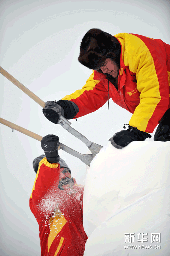 　（3）1月1日，意大利隊隊員在進行雪雕創作。