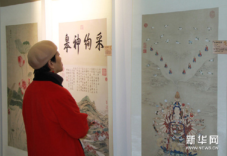 1月10日，一名觀眾在參觀展出的作品。新華網圖片
