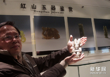 1月10日，蘇州中學西馬博物館館長聞一波在介紹史前紅山文化玉器標本。新華網圖片 汪永基 攝