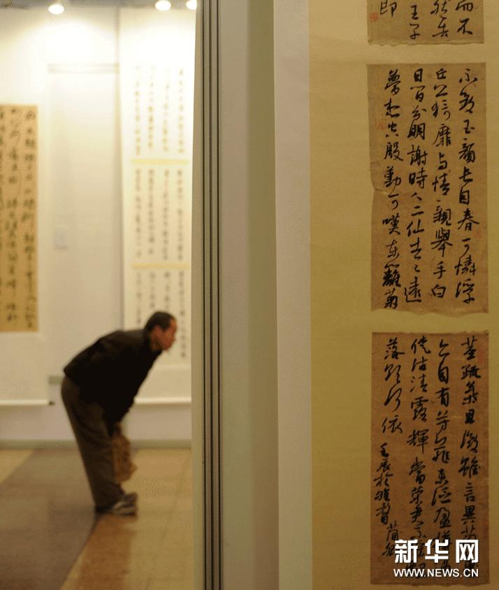 1月20日，觀眾在河北省博物館參觀行書作品。