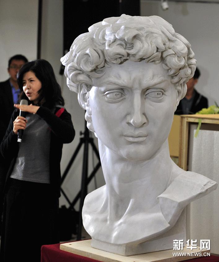 1月23日，在台北歷史博物館，本次展覽的策展顧問劉俊蘭向觀眾介紹米開朗基羅雕塑品《大衛頭像》的石膏複製展品。
