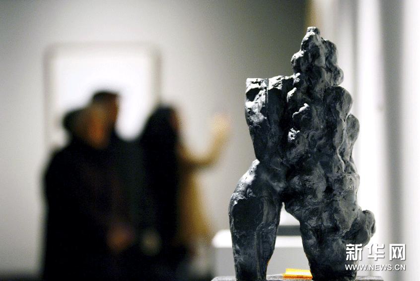 1月24日，參觀者在江蘇省美術館欣賞雕塑作品。