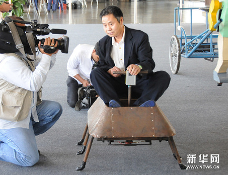 2月4日，在巴西城市巴西利亞舉行的《農民達芬奇》展覽上，來自北京通州區的農民發明家吳玉祿向媒體演示自己製造的機器人。新華網圖片 劉彤 攝