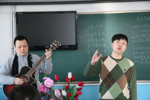 中國兒童藝術劇院演員廖偉為孩子們演唱童話劇《伊索語言》中的歌曲