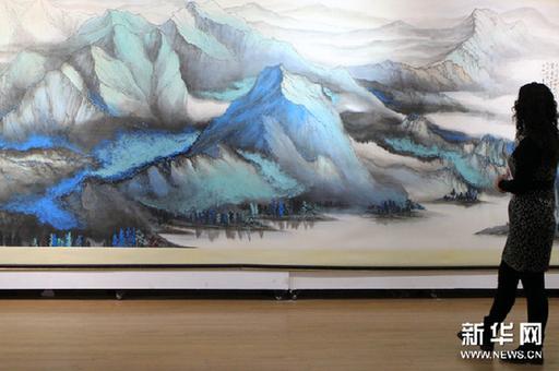 3月5日，觀眾在欣賞李雄風的巨幅畫作《大山水》。新華網圖片 張燕輝 攝