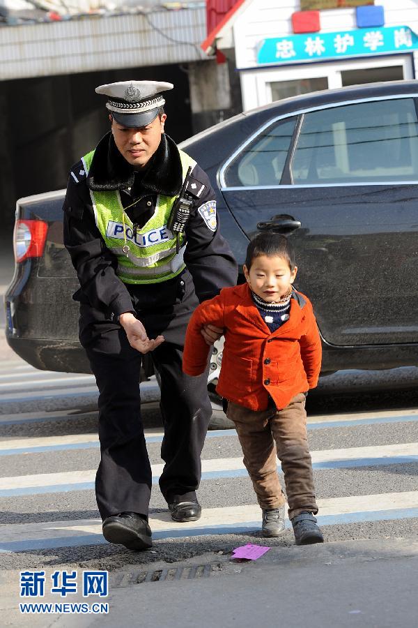 南通交警“抱抱哥”