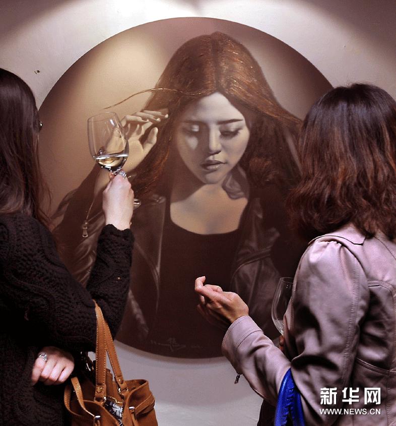 3月7日，觀眾在欣賞藝術家侯慶的繪畫作品。