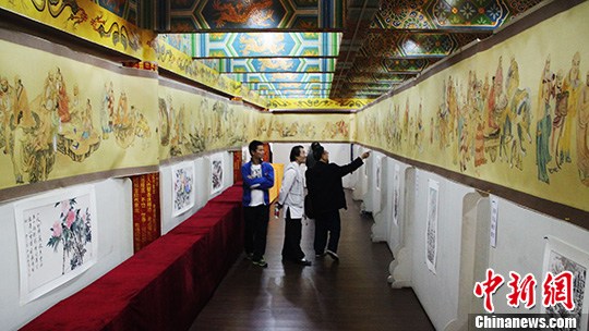 18日，重慶華岩寺展出本土畫家劉清和繪製而成的長達百米的《五百羅漢圖》。韓璐 攝