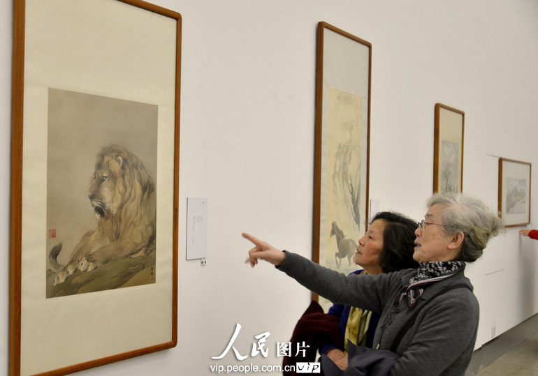 參觀者在浙江美術館欣賞何香凝的繪畫作品《獅》。