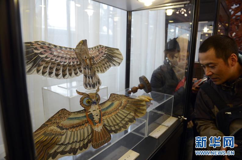 4月4日，遊客在展覽上觀看民國時期的用於娛樂的貓頭鷹風箏。